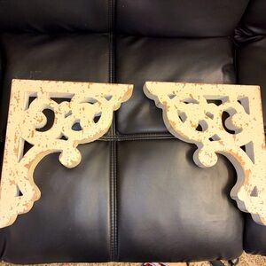 American Art Décor Distressed Wood Wall Corbel 2-piece Set